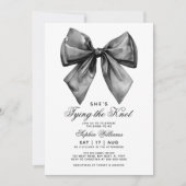 She's Tying The Knot Black Bow Bridal Shower 招待状 (正面)