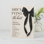 She's Tying The Knot Black Bow Bridal Shower  招待状 (スタンド正面)