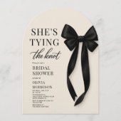 She's Tying The Knot Black Bow Bridal Shower  招待状 (正面)