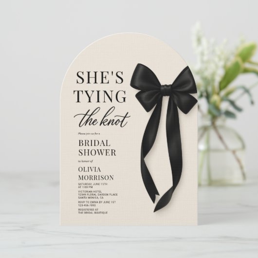 She's Tying The Knot Black Bow Bridal Shower 招待状 (スタンド正面)