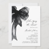 She's Tying The Knot Black Bow Bridal Shower 招待状 (正面)