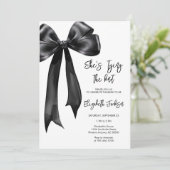 She's Tying the Knot Black Bow Bridal Shower 招待状 (スタンド正面)