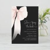 She's Tying the Knot Black Bow Bridal Shower 招待状 (スタンド正面)