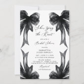 She's Tying The Knot Black Bow Bridal Shower 招待状 (正面)