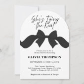 She's Tying the Knot Black Bow Photo Bridal Shower 招待状 (正面)
