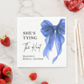 She's Tying The Knot Blue Bow Bridal Shower スタンダードランチョンナプキン (インサイチュ)