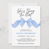 She's Tying the Knot Blue Bow Photo Bridal Shower 招待状 (正面)