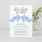 She's Tying the Knot Blue Bow Photo Bridal Shower 招待状 (スタンド正面)