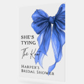 She's Tying The Knot Blue Bow Welcome Sign アクリルサイン (傾斜)