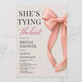 She's Tying The Knot Blush Pink Bow Bridal Shower 招待状 (正面)