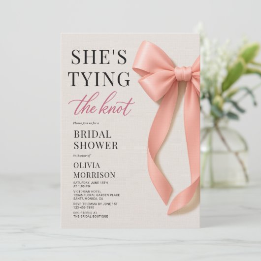 She's Tying The Knot Blush Pink Bow Bridal Shower 招待状 (スタンド正面)