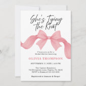 She's Tying the Knot Blush Pink Bow Bridal Shower 招待状 (正面)