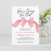 She's Tying the Knot Blush Pink Bow Bridal Shower 招待状 (スタンド正面)