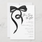 Shes Tying the Knot Chic Black Bow Bridal Shower 招待状 (正面)