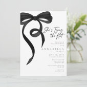 Shes Tying the Knot Chic Black Bow Bridal Shower 招待状 (スタンド正面)