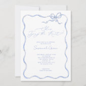 She's Tying the Knot Cute Blue Bow Bridal Shower 招待状 (正面)