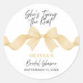 She's Tying the Knot Gold Bow Bridal Shower Favor  ラウンドシール (正面)