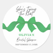 She's Tying the Knot Kelly Green Bow Bridal Shower ラウンドシール (正面)