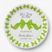 She's Tying the Knot Lime Green Bow Bridal Shower ペーパープレート (正面)