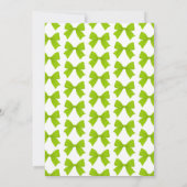 She's Tying the Knot Lime Green Bow Bridal Shower 招待状 (裏面)