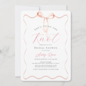 She's tying the Knot Pink Bow Bridal Shower 招待状 (正面)