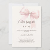 She's tying the knot pink bow Bridal Shower 招待状 (正面)