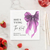 She's Tying The Knot Purple Bow Bridal Shower スタンダードランチョンナプキン (インサイチュ)