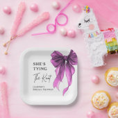 She's Tying The Knot Purple Bow Bridal Shower ペーパープレート (パーティー)