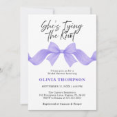 Shes Tying the Knot Purple Bow Photo Bridal Shower 招待状 (正面)