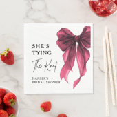 She's Tying The Knot Red Bow Bridal Shower スタンダードランチョンナプキン (インサイチュ)