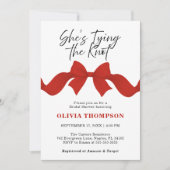 She's Tying the Knot Red Bow Bridal Shower 招待状 (正面)