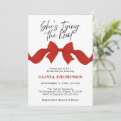 She's Tying the Knot Red Bow Bridal Shower 招待状 (スタンド正面)