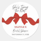She's Tying the Knot Red Bow Bridal Shower Sticker ラウンドシール (正面)
