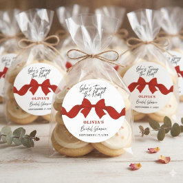 She's Tying the Knot Red Bow Bridal Shower Sticker ラウンドシール