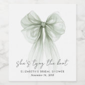 She's Tying The Knot Sage Green Bow Bridal Shower ワインラベル (シングルラベル)