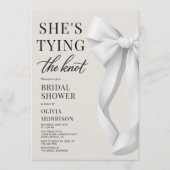 She's Tying The Knot White Ivory Bow Bridal Shower 招待状 (正面)