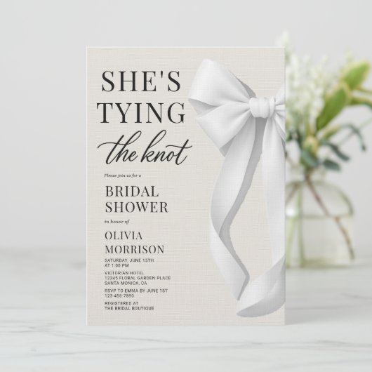 She's Tying The Knot White Ivory Bow Bridal Shower 招待状 (スタンド正面)