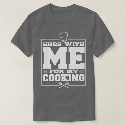 Shes With Me For My Cooking, Funny Chef For Men Tシャツ (デザイン正面)