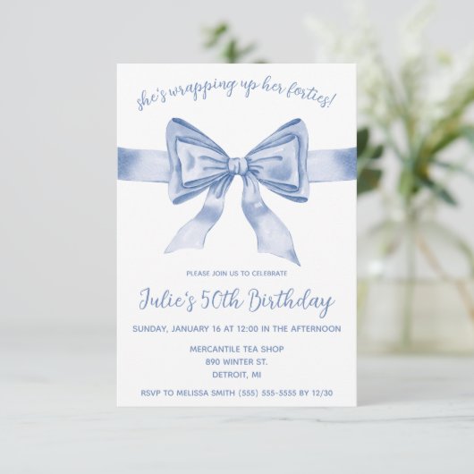 She's Wrapping Up Her Forties! Blue Bow Birthday 招待状 (スタンド正面)
