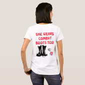 SheServed、彼女は戦闘用ブーツを身に着けていますも! Tシャツ (裏面フル)