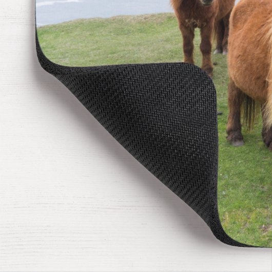 Shetland Pony on Pasture Near High Cliffs マウスパッド (コーナー)