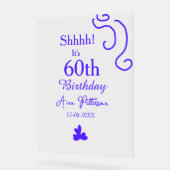 Shhそれは60歳の誕生日の追加の名前パープルスペインの r アクリルサイン (傾斜)