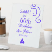 Shhそれは60歳の誕生日の追加の名前パープルスペインの r 台座サイン (インサイチュ)