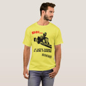 Shh… 私の妻は私を持っています行った採取を考えます tシャツ (正面フル)