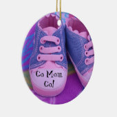 Shhhお母さんは睡眠のオーナメントの印のピンクのベビー靴です セラミックオーナメント (右)