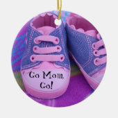 Shhhお母さんは睡眠のオーナメントの印のピンクのベビー靴です セラミックオーナメント (正面)