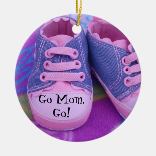 Shhhお母さんは睡眠のオーナメントの印のピンクのベビー靴です セラミックオーナメント (正面)