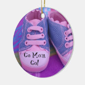 Shhhお母さんは睡眠のオーナメントの印のピンクのベビー靴です セラミックオーナメント (左)
