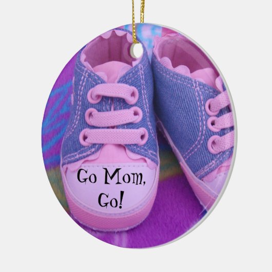 Shhhお母さんは睡眠のオーナメントの印のピンクのベビー靴です セラミックオーナメント (左)
