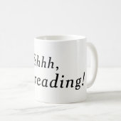 Shhh、私はマグを読んでいます(白い) コーヒーマグカップ (正面右)